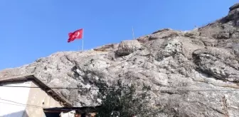 Hakkari'de düşen kayalar hasara yol açtı