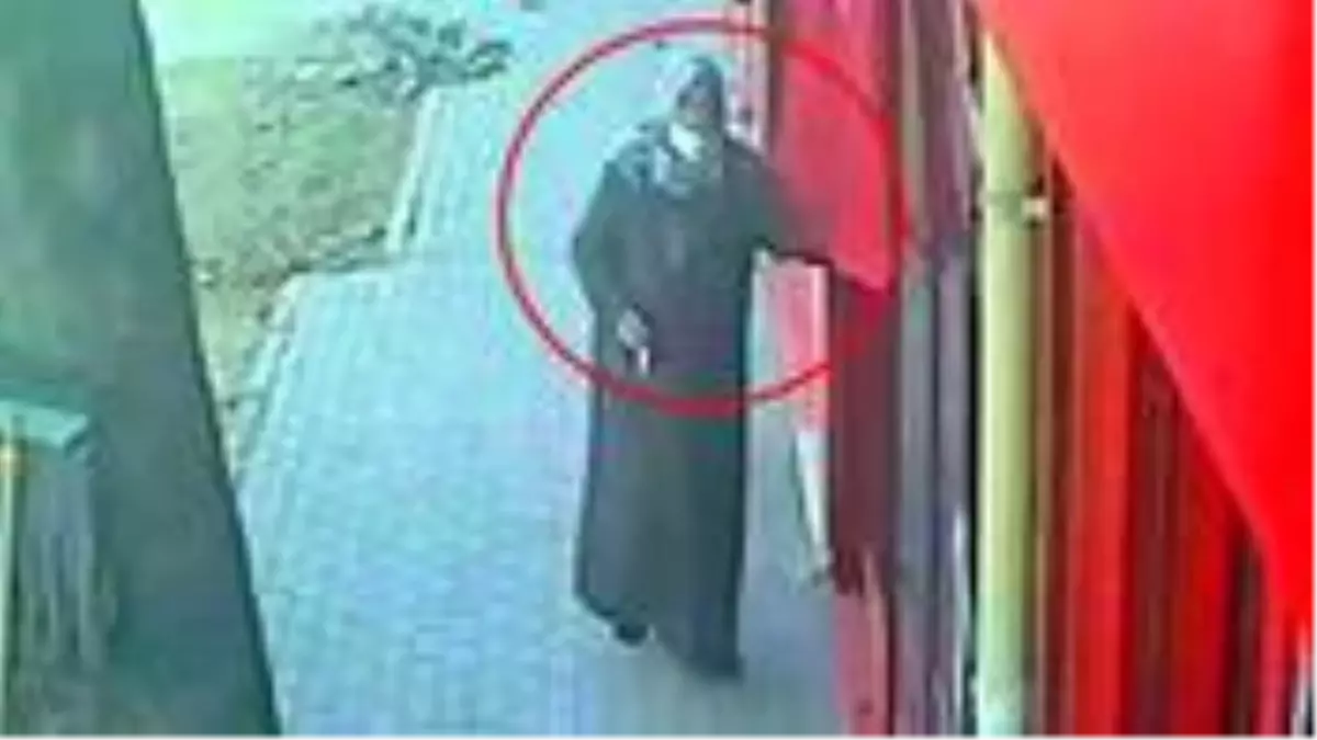 Kafe önündeki Türk bayrağını 3 kere öperek alnına koyan kadın görenleri duygulandırdı