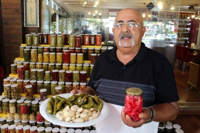 Koronavirüs salgını sonrası sarımsak turşusu yok satıyor