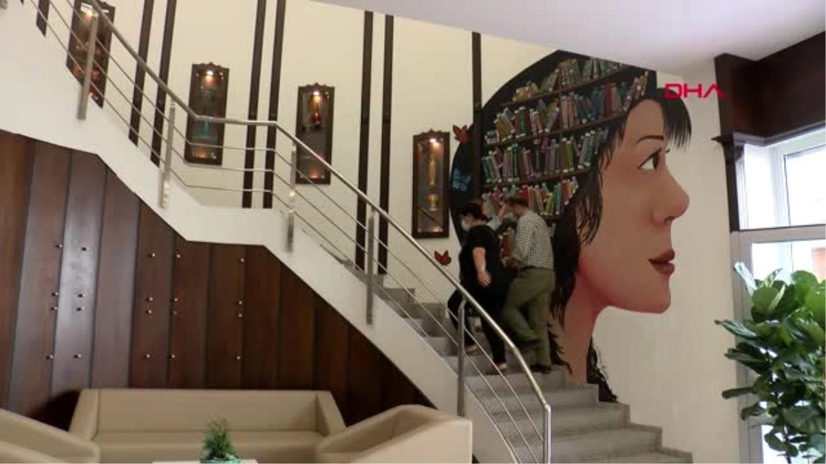 KOCAELİ İzmit Belediyesi 25 bin kitaplık dijital arşivi olan kütüphaneyi tanıttı
