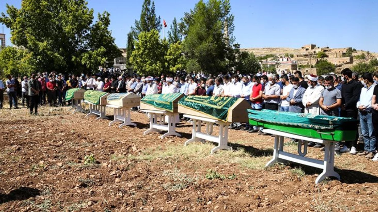 Mardin\'de trafik kazasında hayatını kaybeden 6 kişinin cenazesi yan yana defnedildi