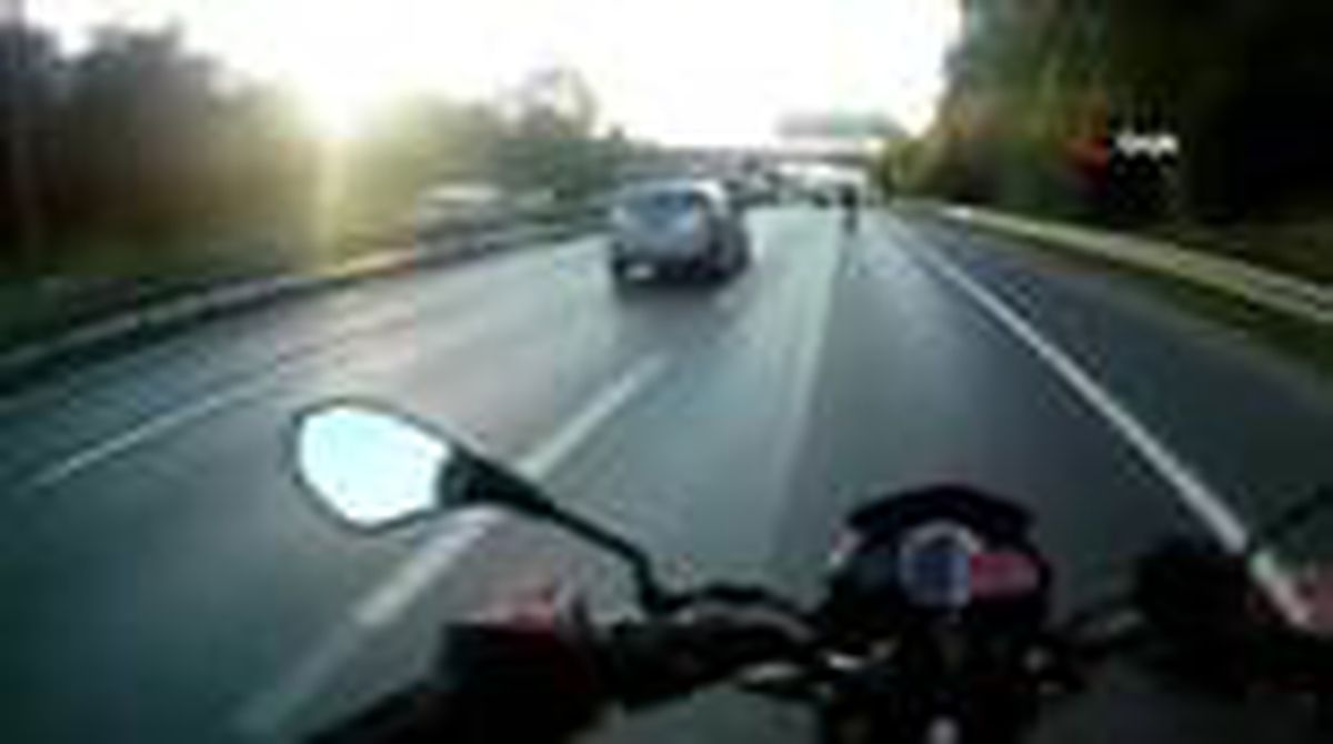 ÖZEL) TEM Otoyolu\'nda motosikletlinin ölümden döndüğü "makas" terörü kamerada