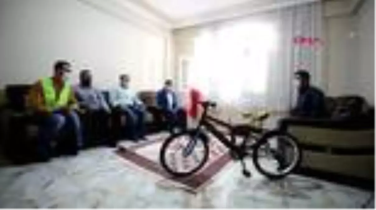 ŞANLIURFA Havale geçiren çocuğu, çöp kamyonuyla hastaneye yetiştiren belediye işçisi ödüllendirildi