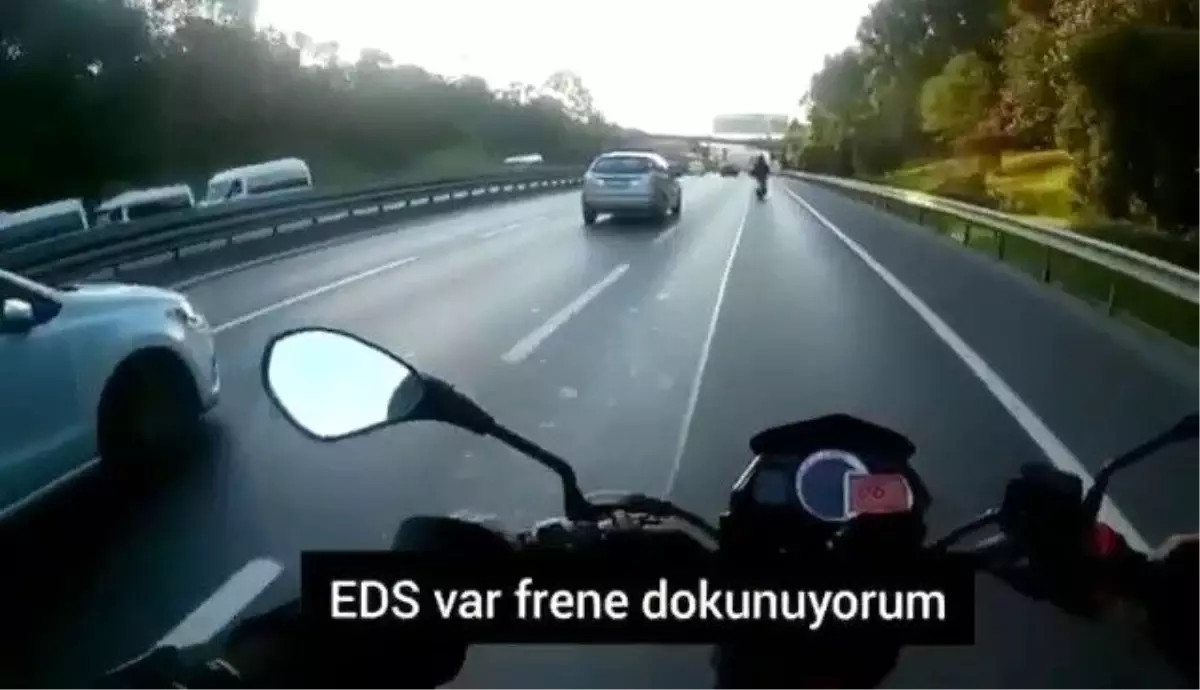 TEM Otoyolu\'nda motosikletlinin ölümden döndüğü "makas" terörü kamerada