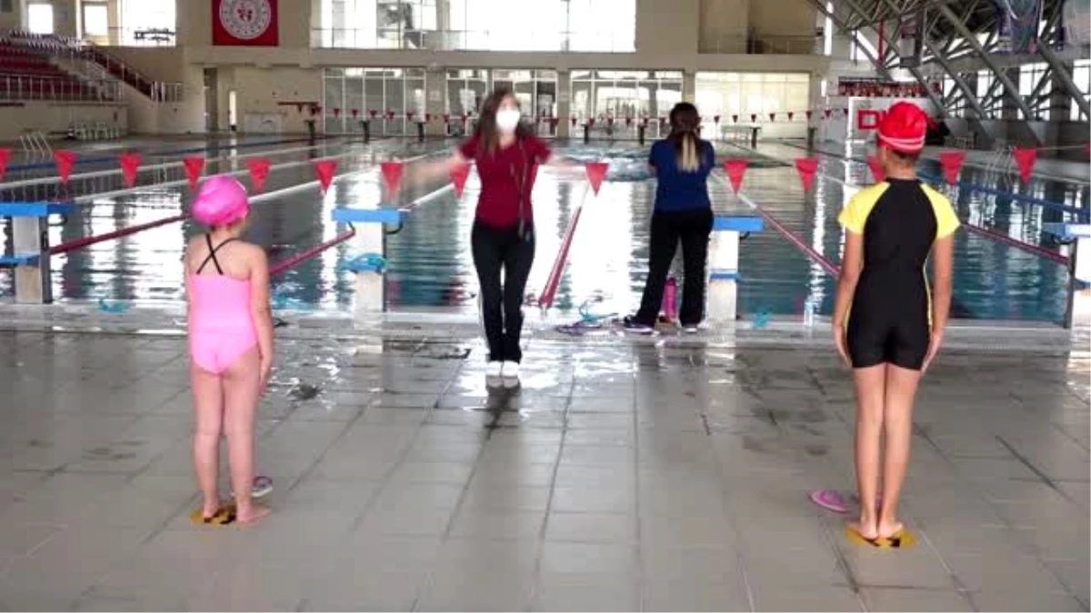 Son dakika haberi! Van\'daki olimpik yüzme havuzunda sosyal mesafeli eğitim