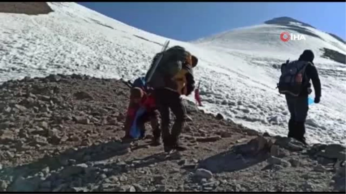 Ağrı Dağı\'nın 4200 metrelik zirvesinde çöp temizliği
