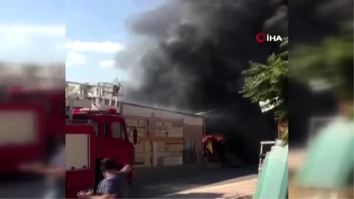 Son dakika haberi... Briket deposu alev alev yandı, gökyüzünü siyah dumanlar kapladı