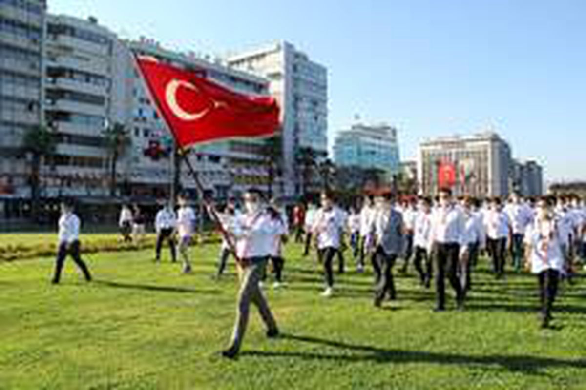 Devlet Bahçeli\'nin talimatı sonrası ülkücü gençler 12 ada için yürüdü