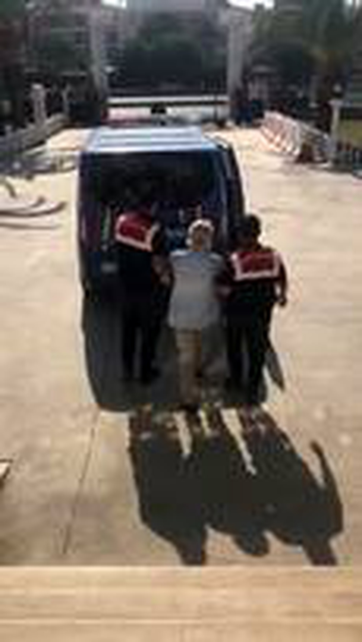 İzmir\'de 13 ayrı suçtan aranan şahıs sahte kimlikle yakalandı