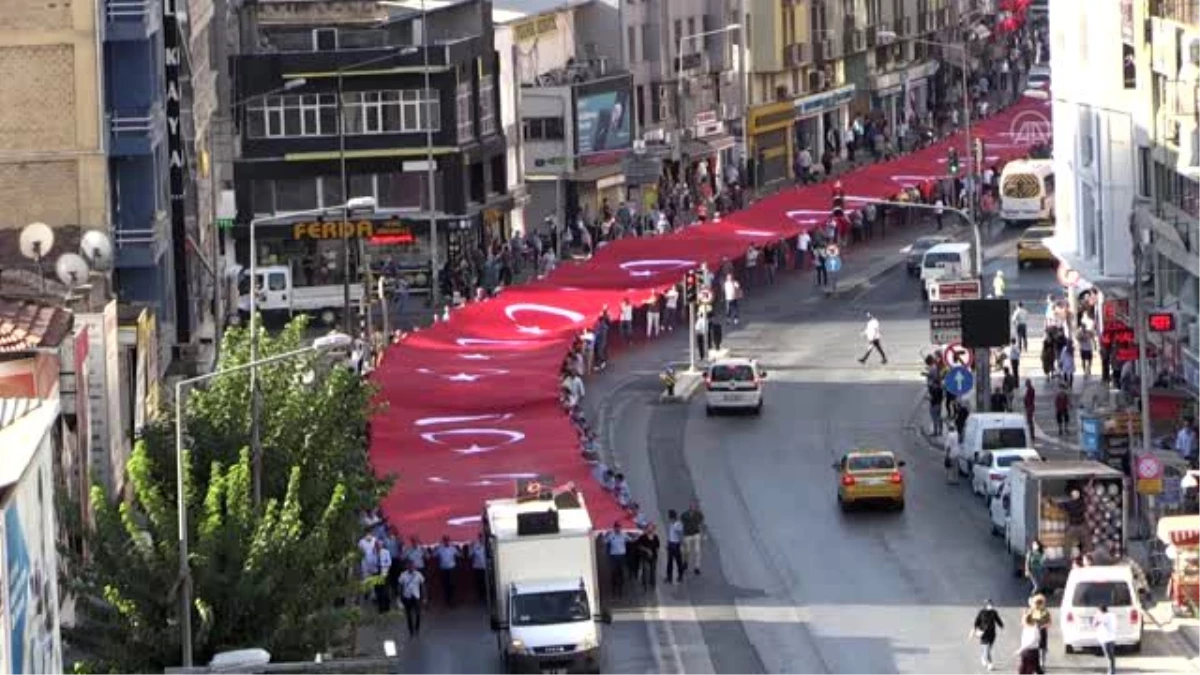 İzmir\'in düşman işgalinden kurtuluşunun 98. yıl dönümü kutlamaları Zafer Yürüyüşü ile başladı