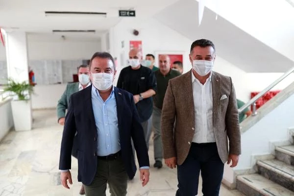 Koronavirüs tedavisi süren Antalya Büyükşehir Belediye Başkanı Muhittin Böcek için kritik 24 saat