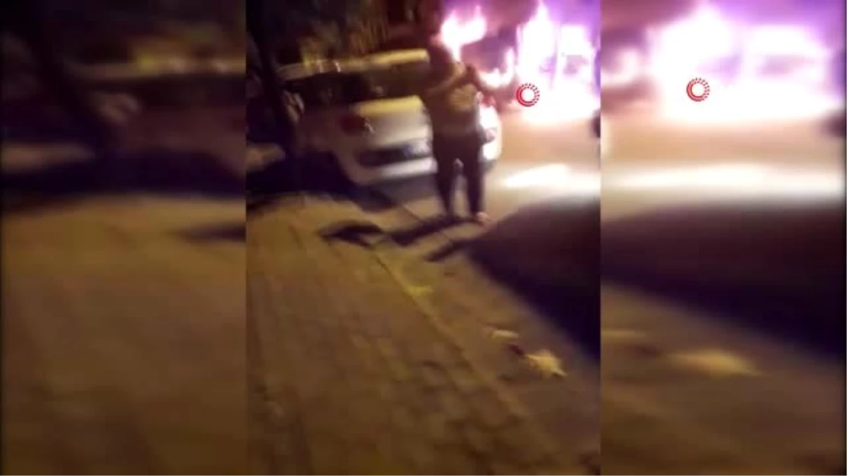 Panelvan minibüs sokak ortasında alev alev yandı