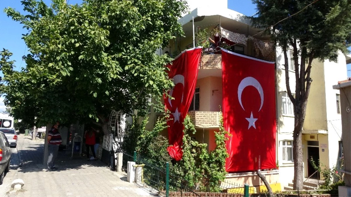 Son dakika! Şehit Tuğgeneral Erdoğan\'ın evi Türk bayraklarıyla donatıldı