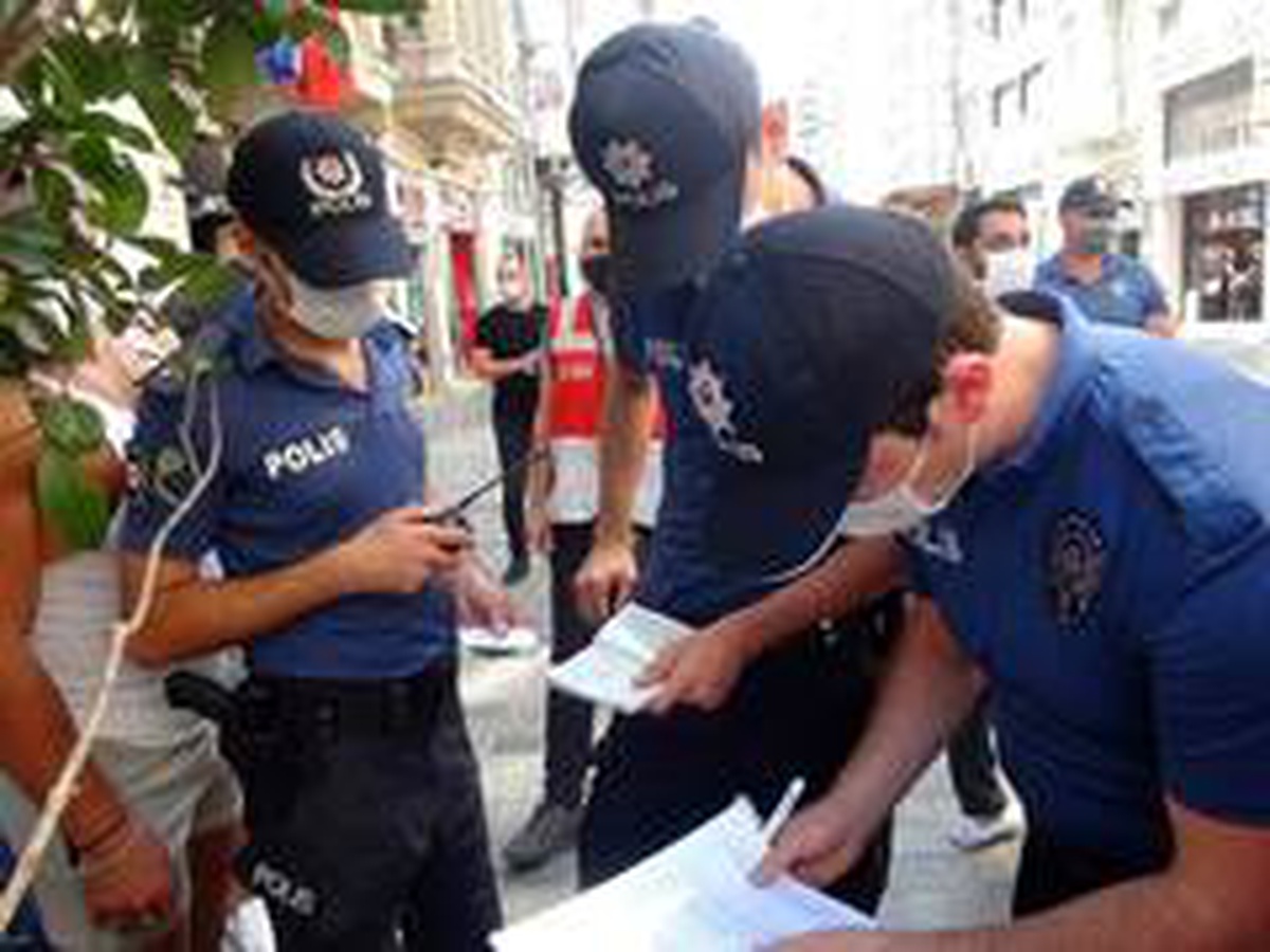 Taksim\'de korona virüs kurallarını hiçe sayanlara ceza yağdı