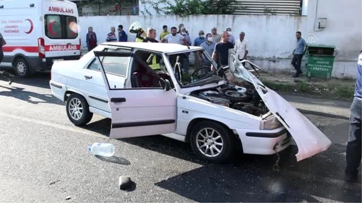 Turgutlu\'da iki otomobil çarpıştı: 4 yaralı