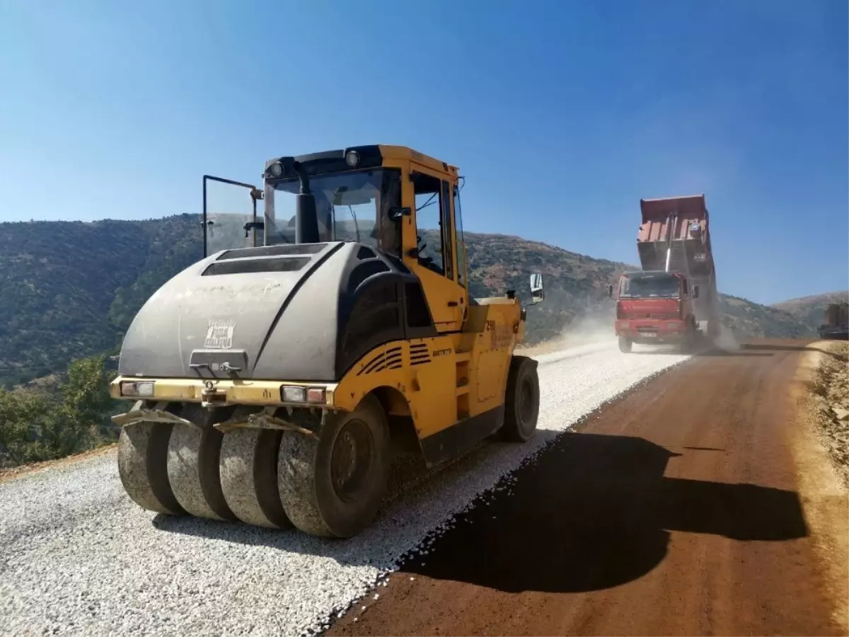 Yaylapınar Mahallesi yayla yolunda sathi kaplama çalışması yapıldı