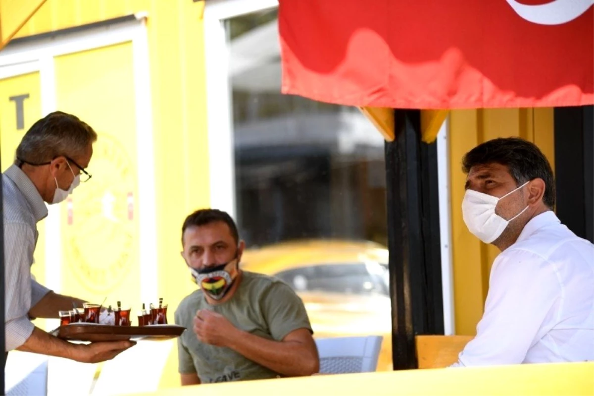 Başkan Kocaman, sosyal medyadan kendisini çaya davet eden taksicileri kırmadı