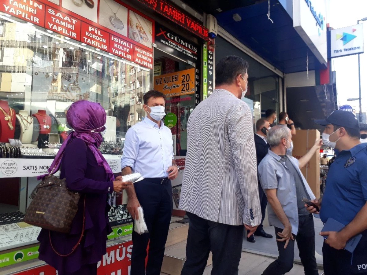 Son dakika haberleri | Covid-19 denetimine çıkan belediye başkanı kendi elleri ile çocuklara maske taktı