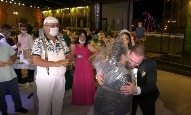 Düğünde ilginç önlem! Geline sarılabilmek için kafasına poşet geçirdi