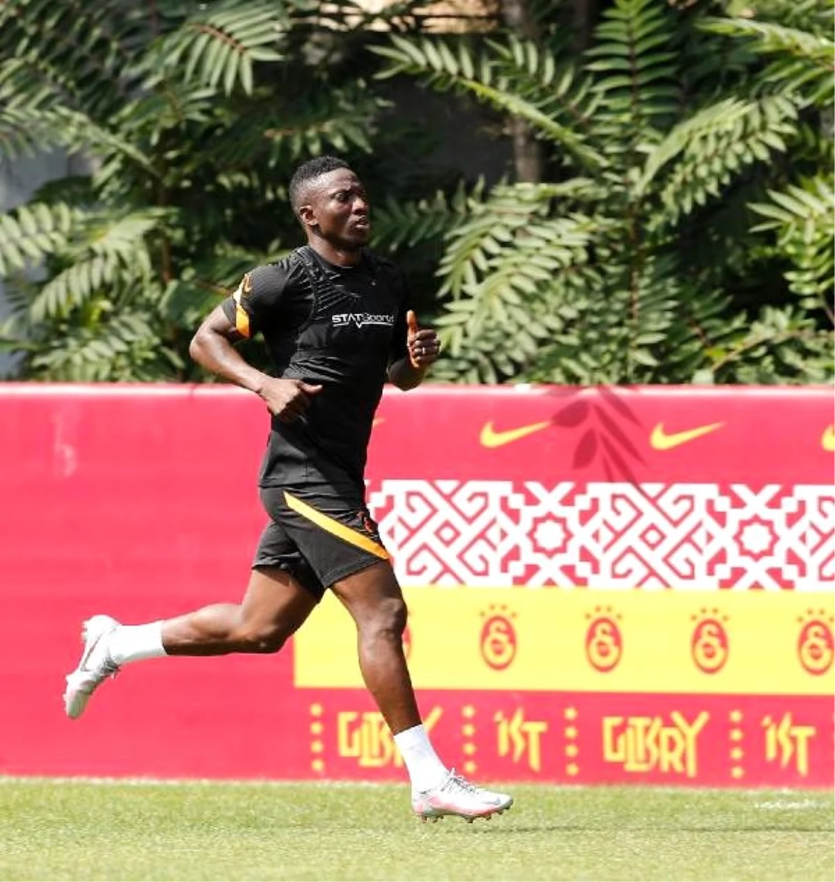 Galatasaray\'da Etebo ilk idmanına çıktı