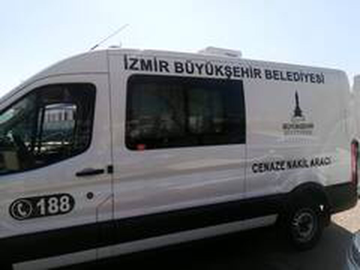 İzmir\'de arabalı vapurdan denize atlayan şahsın cansız bedeni karaya vurdu