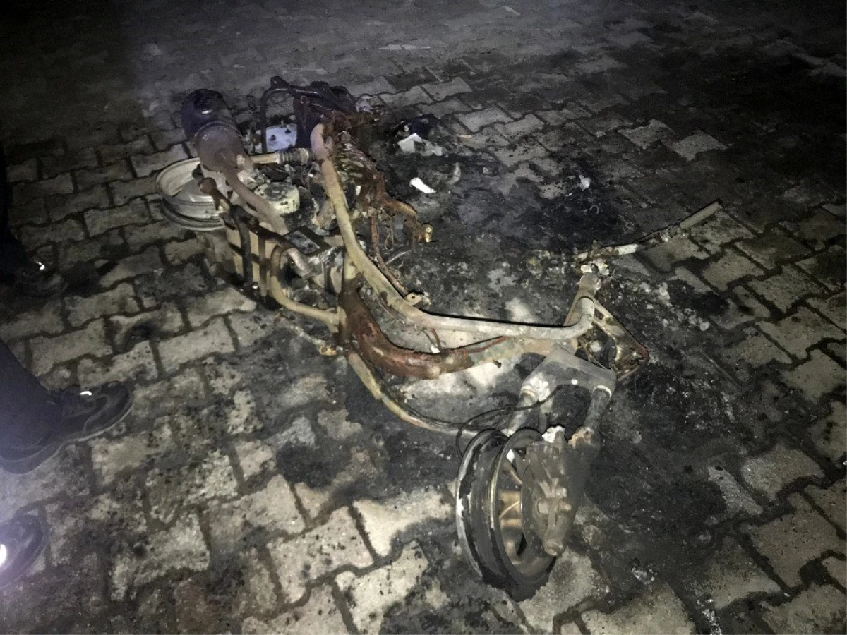 Son dakika haberleri | Motosiklet çocuk parkının içinde alev alev yandı