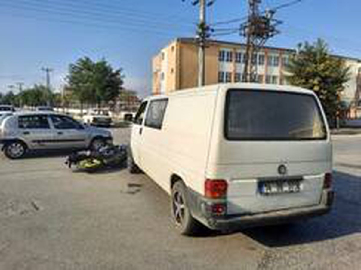 Motosiklet ile minibüs çarpıştı 1 yaralı
