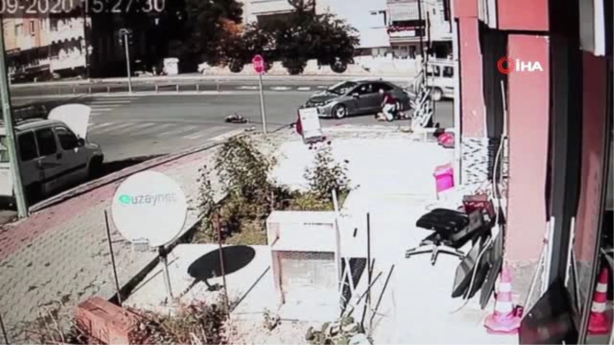 Motosiklet ile otomobilin kafa kafaya çarpıştığı feci kaza kamerada