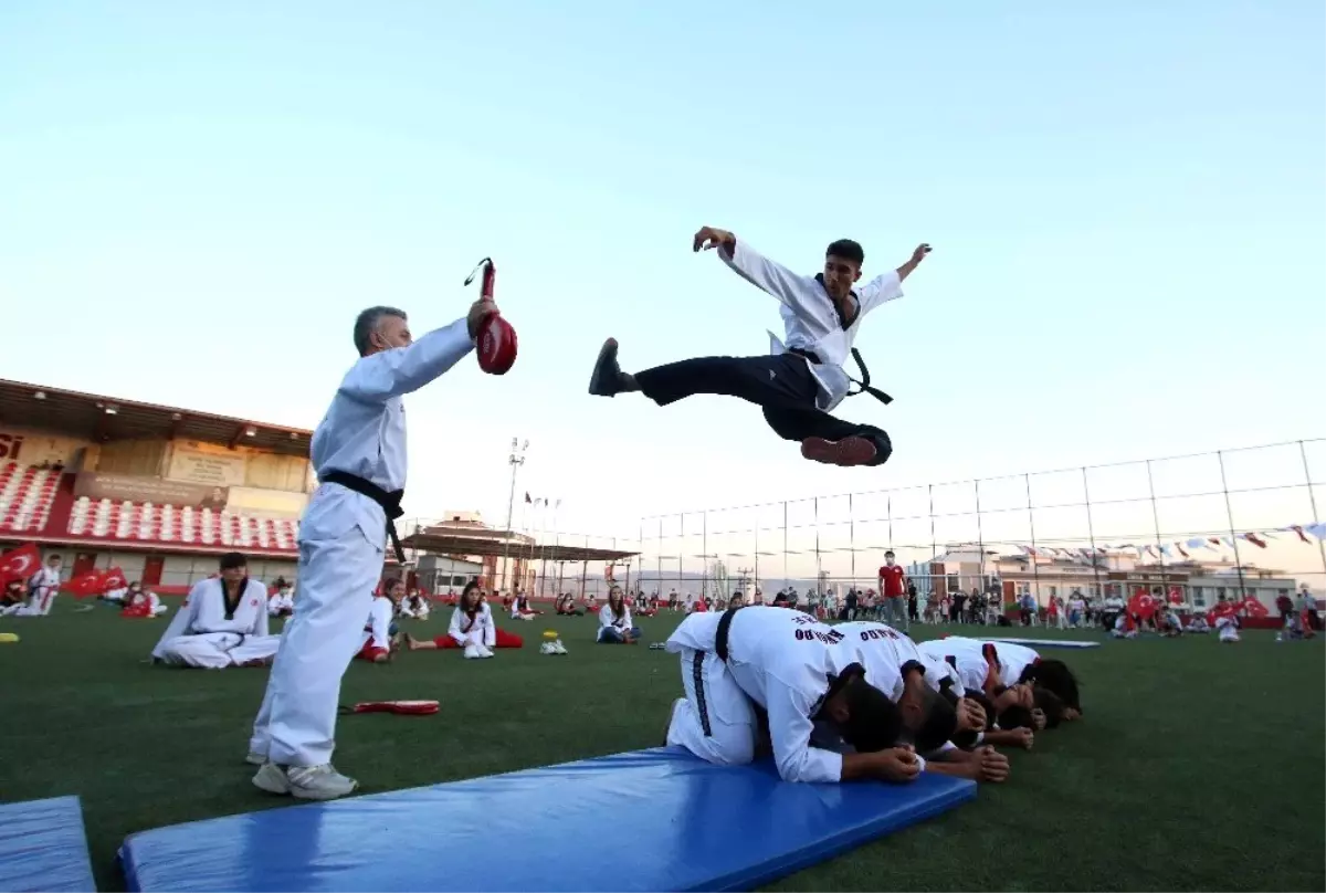 Son dakika haberi... Spor kurslarına katılan çocuklar sertifikalarını aldı