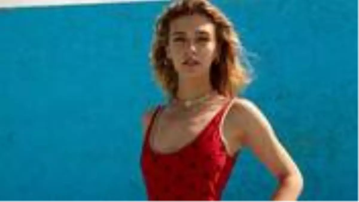 Ünlü oyuncu Melisa Döngel, sokağa iç çamaşırsız çıkınca tüm gözleri üzerine çekti