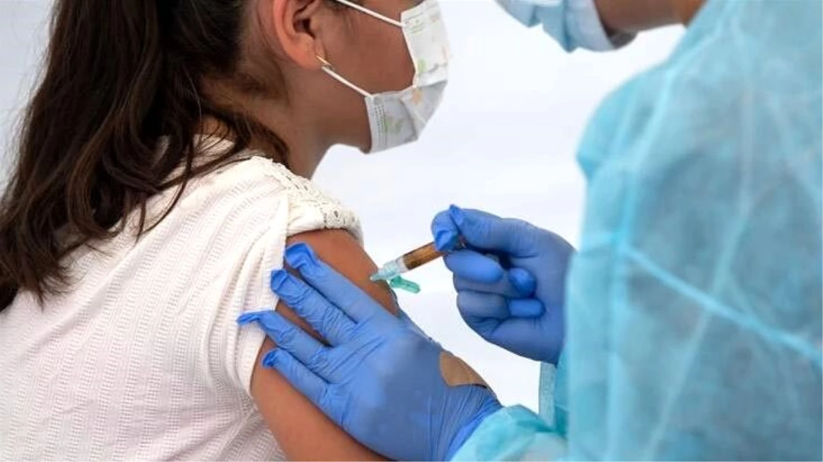 Endonezya\'da korona aşısı yaptıran gönüllü virüse yakalandı