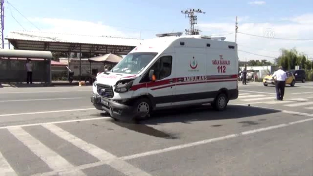 Hamile kadını taşıyan ambulans otomobile çarptı: 3 yaralı