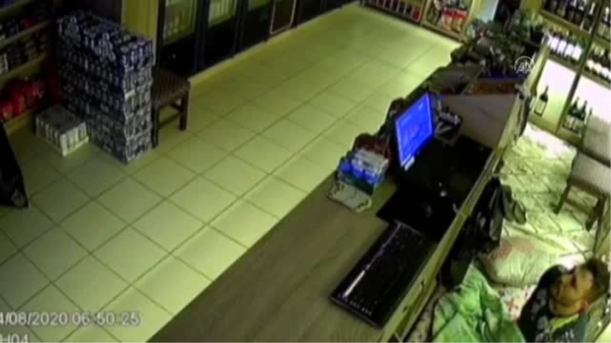 Son dakika haberi... Hırsızlık şüphelilerinin iş yeri sahibi tarafından yakalanma anı güvenlik kamerasında