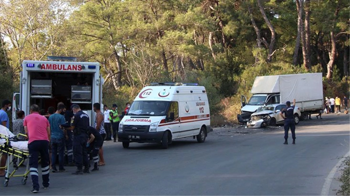 Otomobil ile işçileri taşıyan kamyonet çarpıştı: 19 kişi yaralandı
