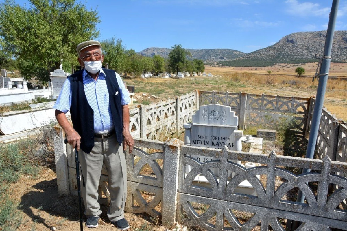 Şehit öğretmen Metin Kaynar mezarı başında anıldı