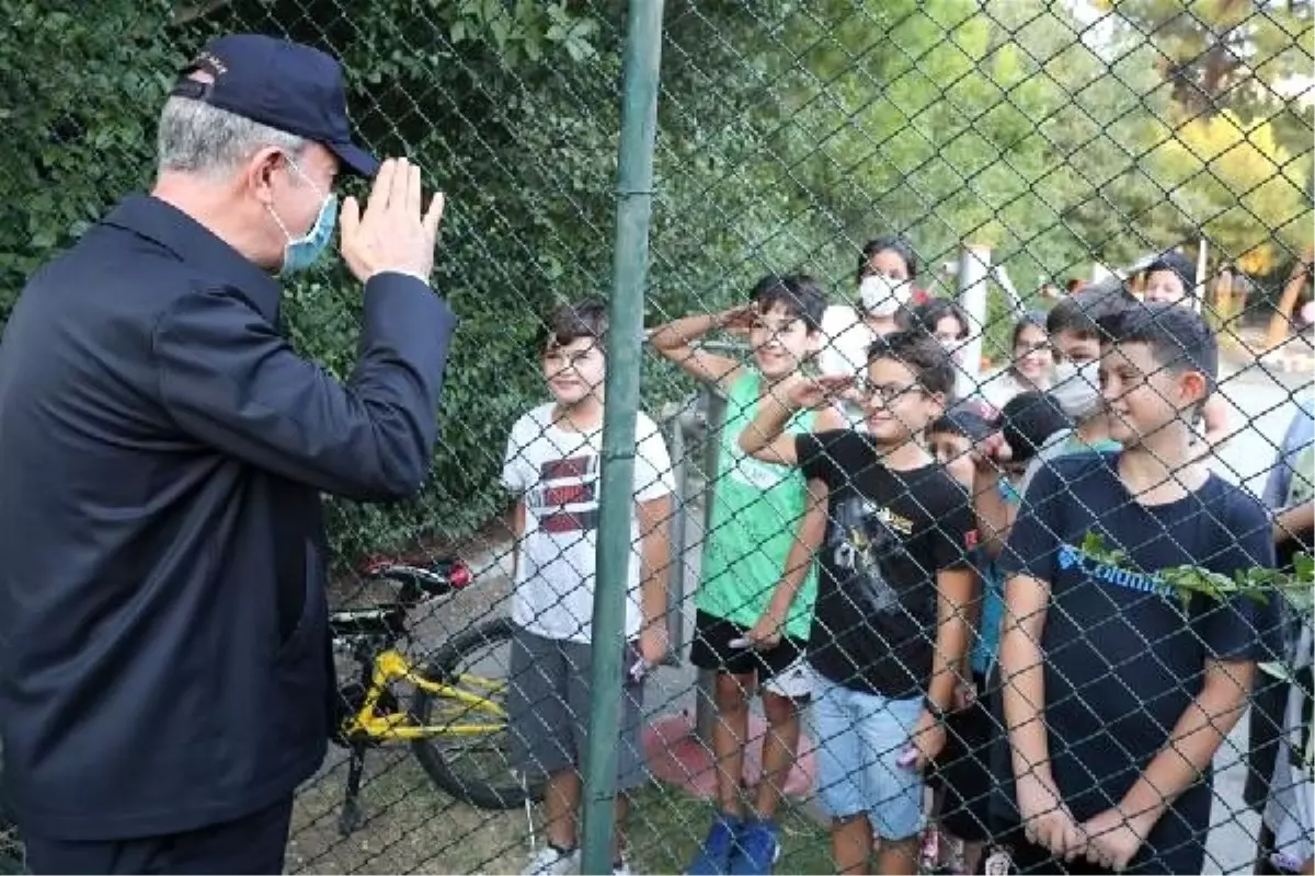 Çocuklardan Bakan Akar\'a asker selamı