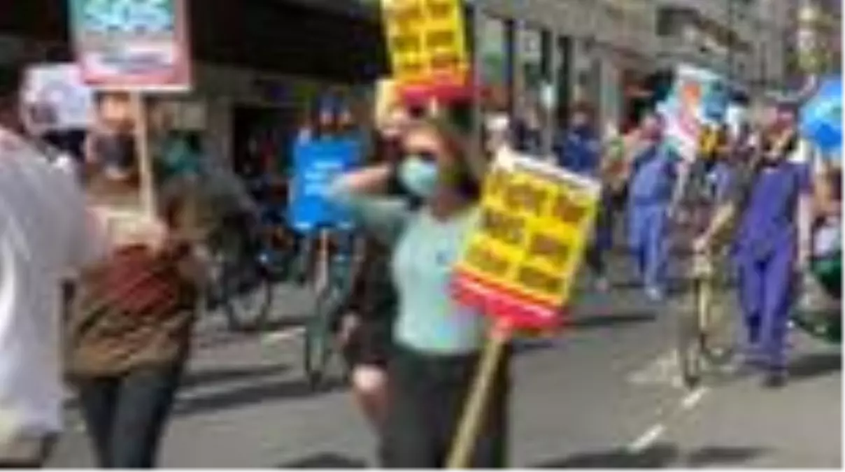 İngiltere\'de sağlık çalışanları zam talebiyle yürüdü