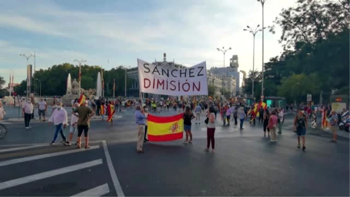 Madrid\'de Başbakan Pedro Sanchez karşıtı gösteri