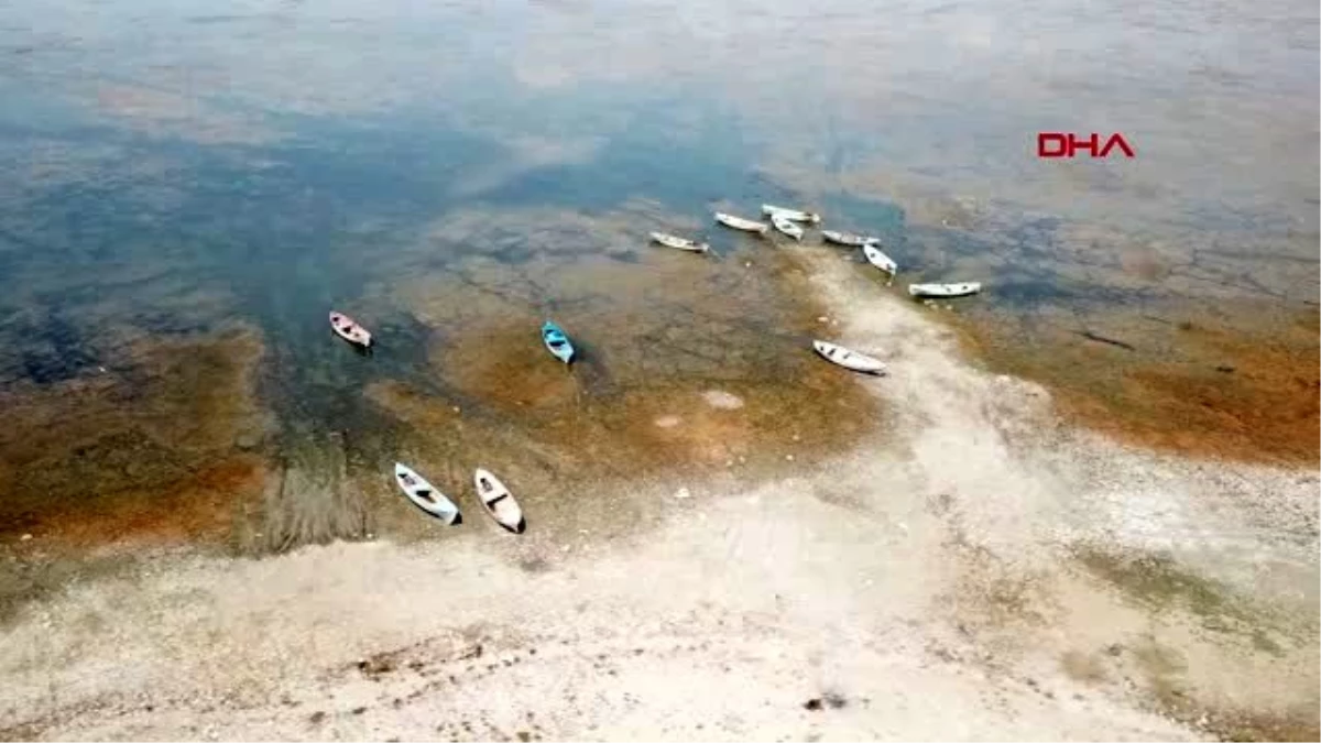 Manisa Marmara Gölü\'nde su 500 metre çekildi, derinlik 1 metreye düştü