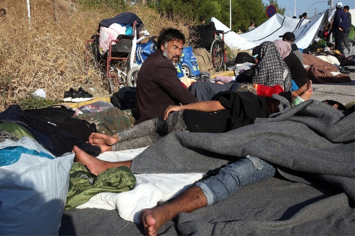Moria kampındaki yangın sonrası binlerce mülteci sokaklarda yatıyor