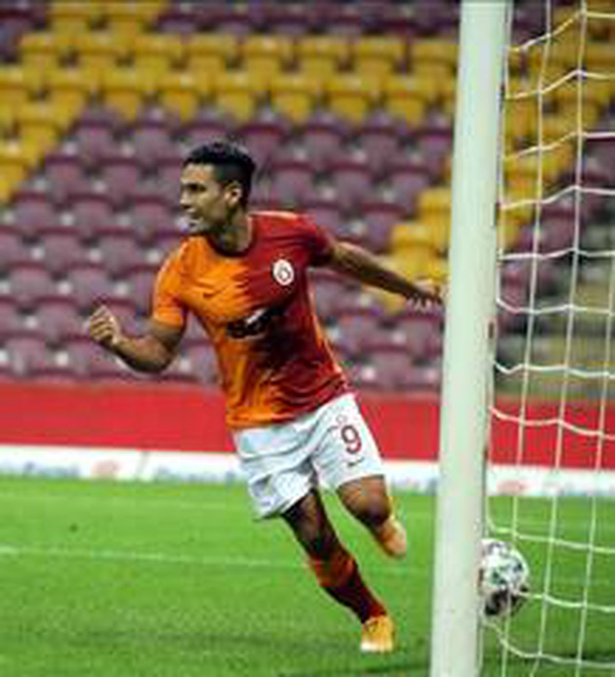 Radamel Falcao\'dan 2 gol, 1 asistlik başlangıç
