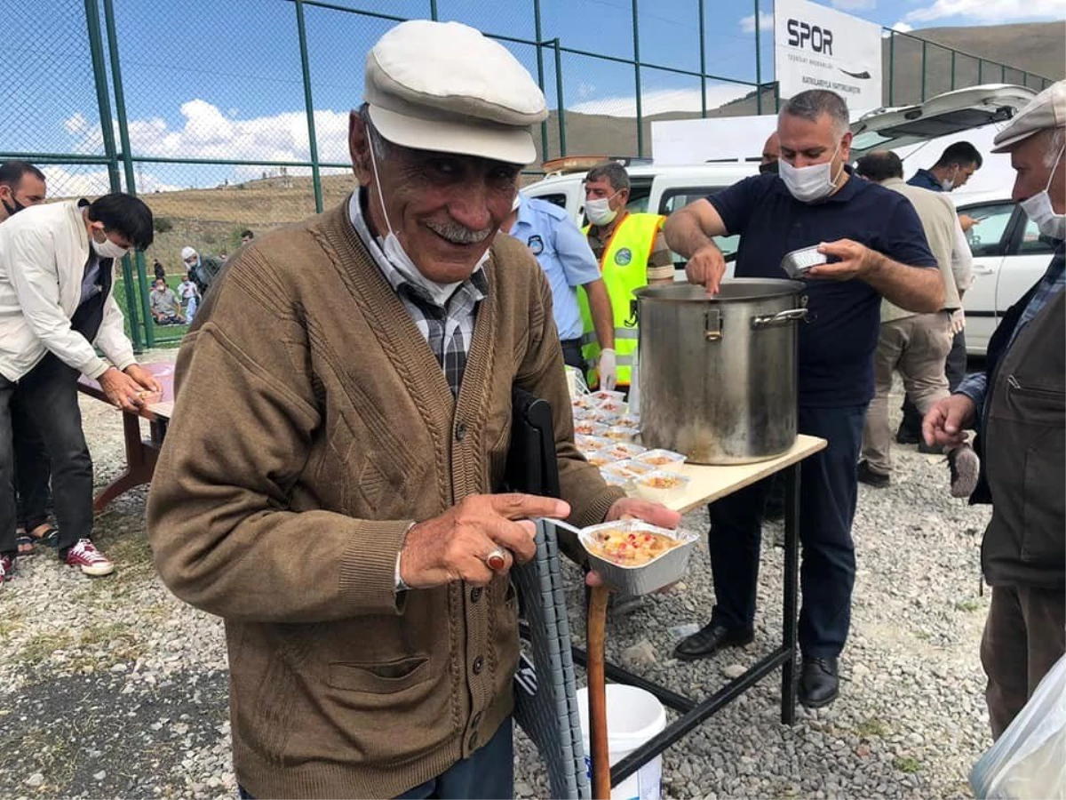 Şenkaya Belediyesi vatandaşa aşure ikram etti