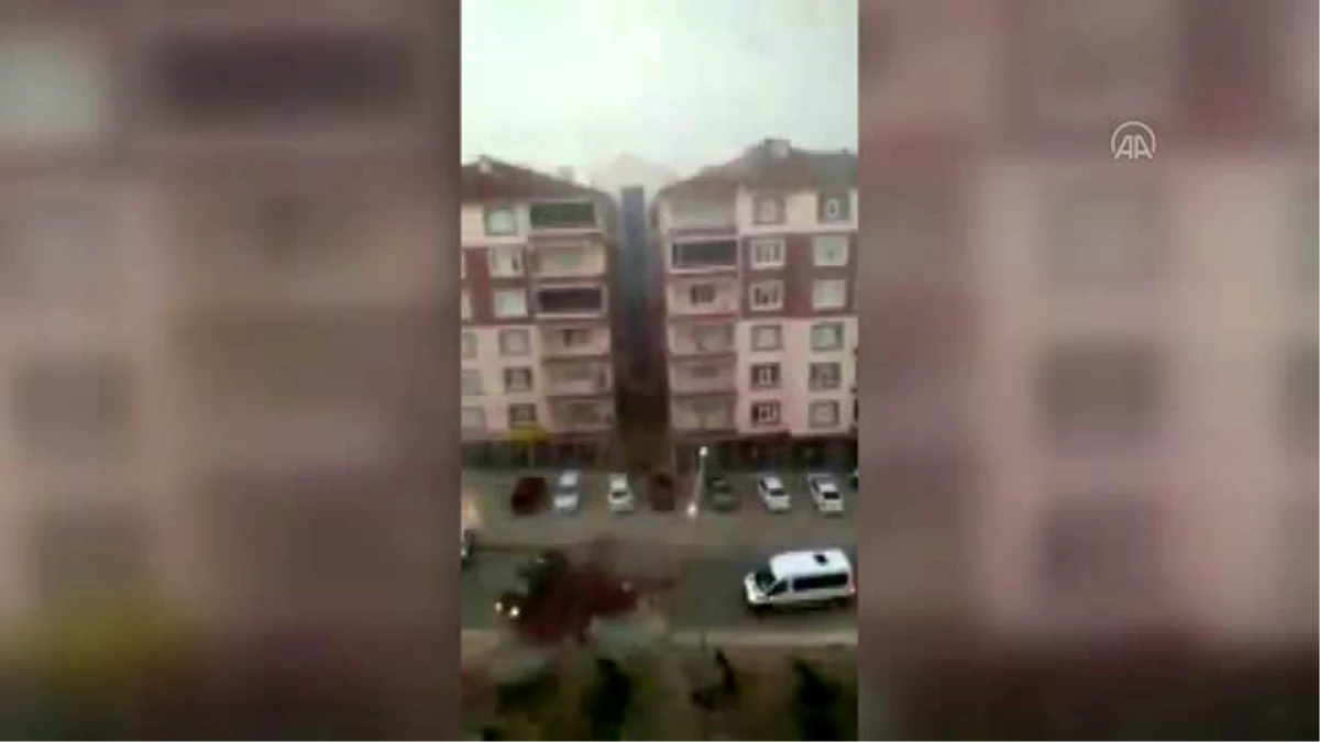 Şiddetli rüzgar binaların çatısını uçurdu