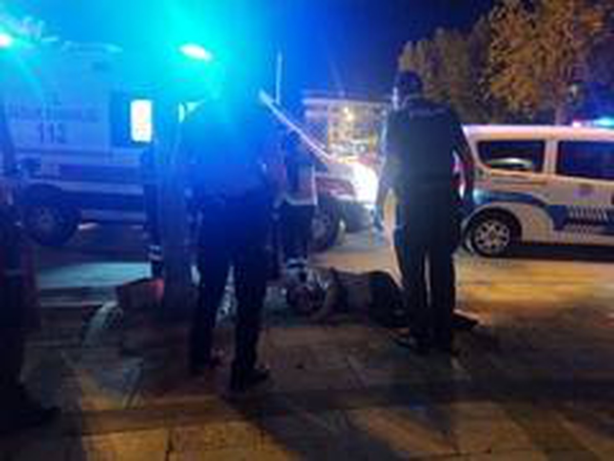 Yolda yürürken aniden yere düşen genç panik oluşturdu