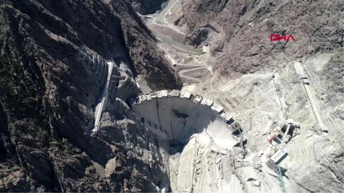 ARTVİN Yusufeli Barajı\'nda dev araçlar vinçle havadan taşınıyor
