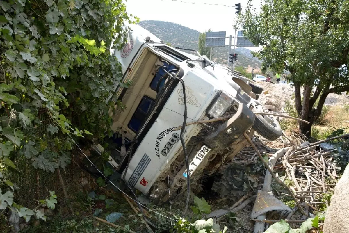 Freni boşalan kamyon bahçeye uçtu: 3 yaralı