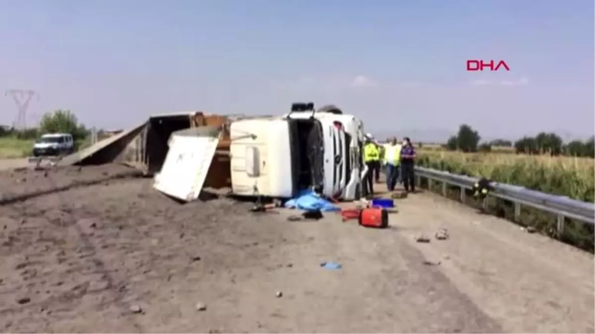 MANİSA Kum yüklü TIR devrildi, şoför öldü