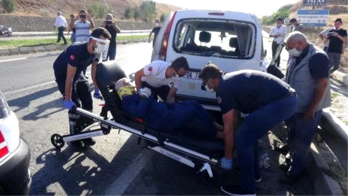 Aydınlatma direğine çarpan araçtaki 2 kişi yaralandı