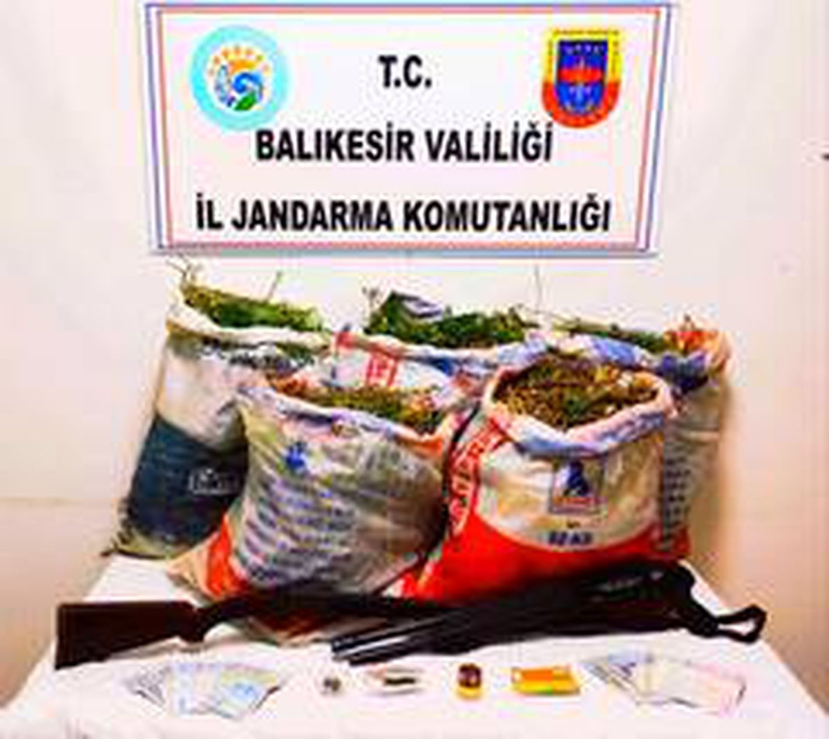 Ayvalık\'ta jandarmadan uyuşturucu operasyonu