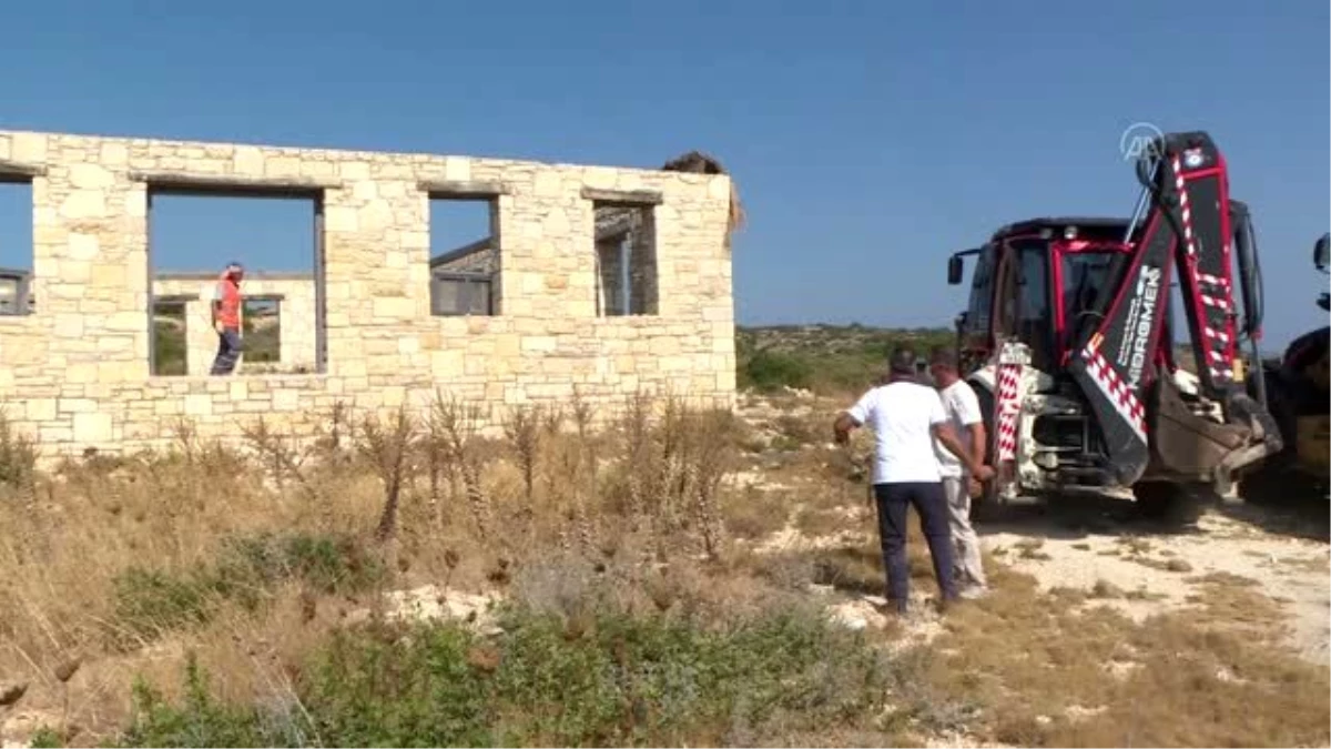 Çeşme\'de sit alanına inşa edilen taş bina yıkıldı